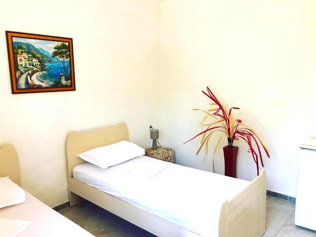 Vila Aliaj Luxury Apartment With 2 Rooms With Private Wonderful Terrace Durrës Buitenkant foto